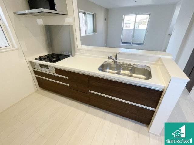 高槻市西町　第5期　新築一戸建てのキッチン|リビングと統一感があり、使い勝手のいいキッチン。広々としているので、二人並んで作業が出来ちゃいます。お子様と一緒に色々なお料理に挑戦できるスペースがあります。