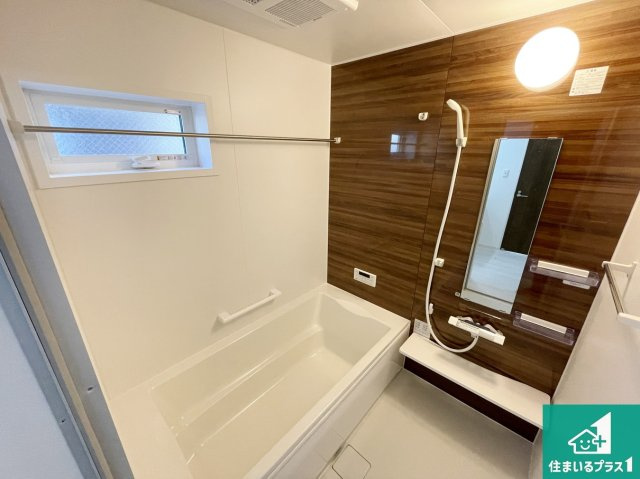 高槻市西町　第5期　新築一戸建ての浴室|足をゆったり伸ばして寛げる浴槽です。窓が設けられていますので差し込む光が明るく穏やかな雰囲気にしてくれます♪浴室乾燥機も設置しているので、雨の日の洗濯物も安心です♪