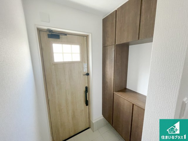 高槻市西町　第5期　新築一戸建ての玄関|シューズボックスにはたくさんの靴が収納できるので玄関周りはいつもスッキリ！ご家族が増えても安心！