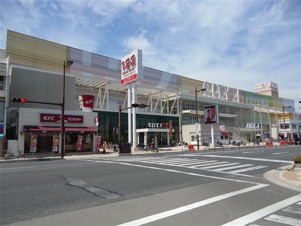 フォースアベニューの周辺