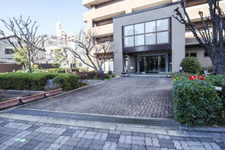 【エントランス】 | オートロック付　小学校も近く、子育て世帯の方にもおススメです。3線利用可能の便利な立地です。