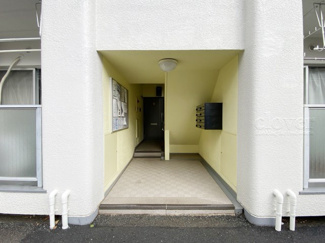 【エントランス】 | お客様を、そして住人を出迎えてくれるマンションのエントランス。ゴミが落ちていないことからも、管理状態の良さや住民の節度の高さが見て取れます。～即日のご見学可能～　お問合せはお気軽にどうぞ。
