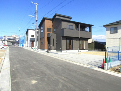 【前面道路含む現地写真】 | ブルーミングガーデン甲府市上今井町　2号棟 | 前面道路含む現地写真です