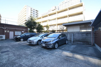 【駐車場】 | マンションの駐車場スペース。空きの有無や駐車料金、サイズ規定などについては、改めてお問い合わせください。～即日のご見学可能～　お問合せはお気軽にどうぞ。
