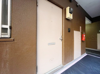 【その他共用部分】 | 皆様をお迎えする、お部屋の玄関ドア。開けやすさや開放角度、ドアノブの操作しやすさや鍵の形状などを、現地で一度ご確認ください。～即日のご見学可能～　お問合せはお気軽にどうぞ。