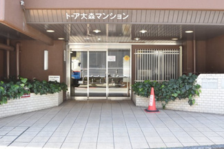 【エントランス】 | マンションの正面エントランス。出入りする人間を癒してくれるマンション入り口であり、その建物の「顔」でもあります。～即日のご見学可能～　お問合せはお気軽にどうぞ。
