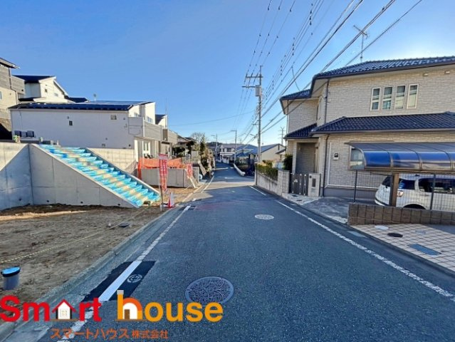 町田市成瀬　売地2区画　建築条件無の前面道路含む現地写真