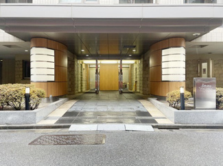【エントランス】 | マンションの正面エントランス。出入りする人間を癒してくれるマンション入り口であり、その建物の「顔」でもあります。～即日のご見学可能～　お問合せはお気軽にどうぞ。
