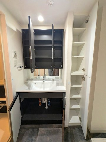 BPRレジデンス浅草の設備|トイレと独立した洗面室、三面鏡付・ハンドシャワー付独立洗面台