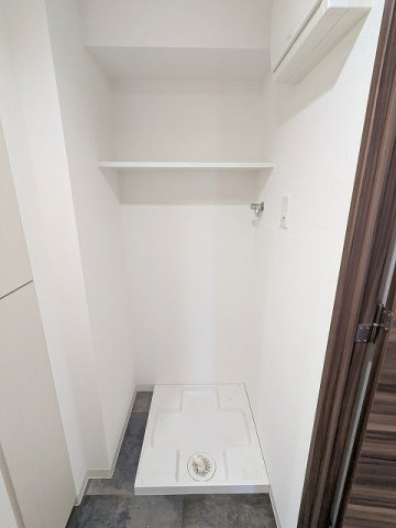 BPRレジデンス浅草の設備|脱衣室の洗濯機置場は排水口のお手入れし易い様に手前中央に配置してあります