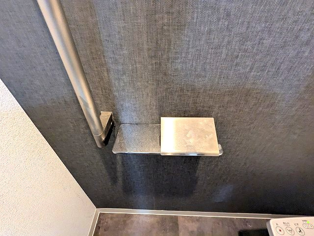 BPRレジデンス浅草の設備|トイレのペーパーホルダーの上にスマホストレージ付きです