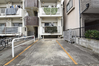 【駐車場】 | マンションの駐車場スペース。空きの有無や駐車料金、サイズ規定などについては、改めてお問い合わせください。～即日のご見学可能～　お問合せはお気軽にどうぞ。
