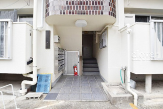 【エントランス】 | お客様を、そして住人を出迎えてくれるマンションのエントランス。ゴミが落ちていないことからも、管理状態の良さや住民の節度の高さが見て取れます。～即日のご見学可能～　お問合せはお気軽にどうぞ。
