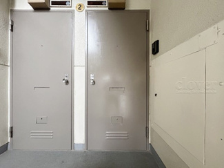 【その他共用部分】 | 皆様をお迎えする、お部屋の玄関ドア。開けやすさや開放角度、ドアノブの操作しやすさや鍵の形状などを、現地で一度ご確認ください。～即日のご見学可能～　お問合せはお気軽にどうぞ。