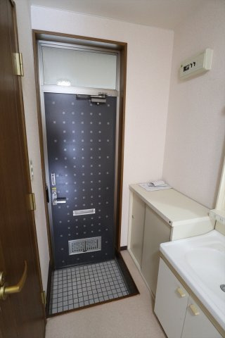 山城コーポＢ号棟の玄関