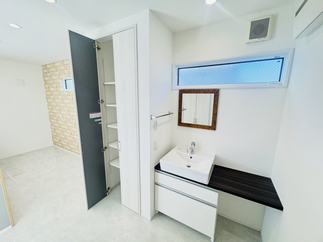 前橋市平和町　中古住宅の独立洗面台|キッチン横に洗面化粧台があり、動線を考えられた間取りになっています！収納も豊富です♪