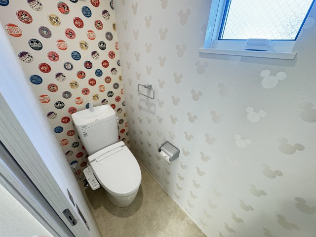 前橋市平和町　中古住宅のトイレ|トイレです。アクセントクロスで明るい空間です！窓も付いているので換気もしやすいです。