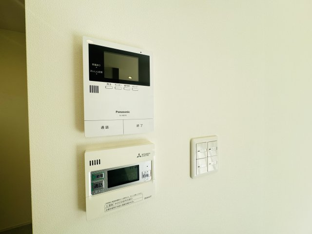 前橋市平和町　中古住宅の設備|キッチン横にはTVモニターホン・給湯リモコンがあります。