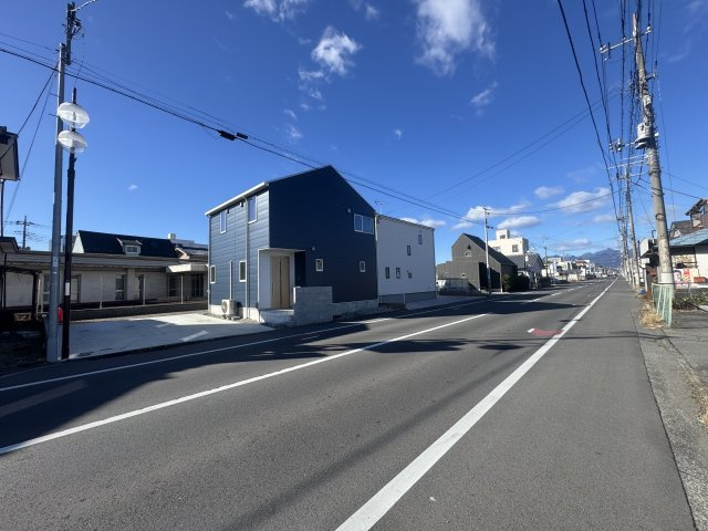前橋市平和町　中古住宅の前面道路含む現地写真|北東側前面道路は約10ｍあるので駐車はラクラク。