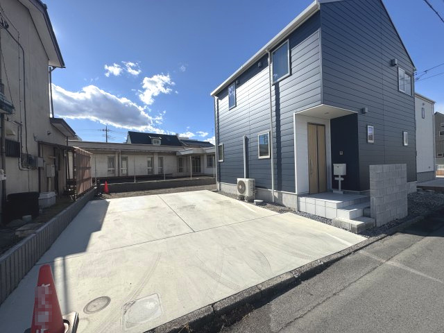 前橋市平和町　中古住宅の駐車場|4台駐車可能です！（並列2台+縦列2台）※車種によります。