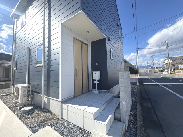 前橋市平和町　中古住宅の玄関|玄関前にはTVドアホン・ポストが設置されております。道路側には目隠しブロックもあります。