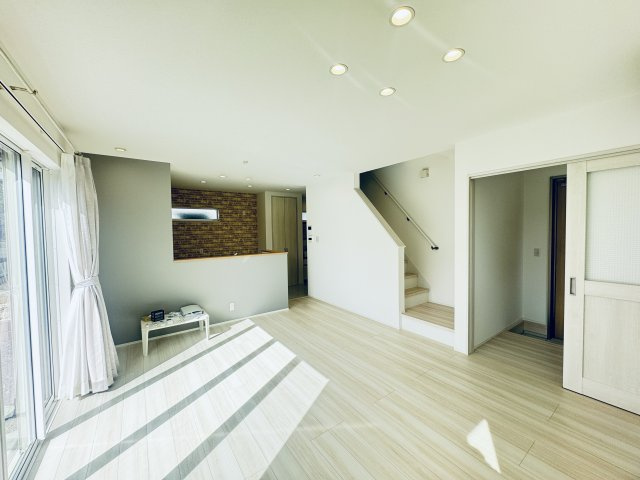 前橋市平和町　中古住宅の居間・リビング|南向きの明るいリビング、キッチンは対面式です！アクセントクロスがお洒落です♪