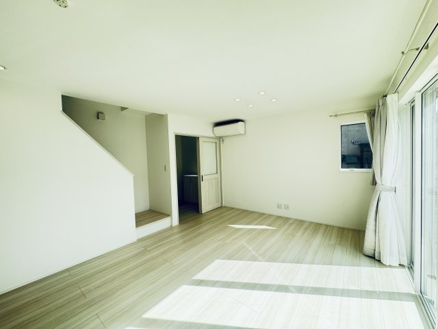 前橋市平和町　中古住宅の居間・リビング|リビング階段で、ご家族とのコミュニケーションがとりやすそうですね！エアコン付き♪