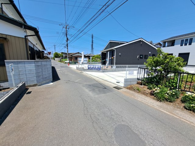 新築　太田市由良町第12　Liveie Garden.S　１号棟の前面道路含む現地写真|南側接道幅員約4ｍ