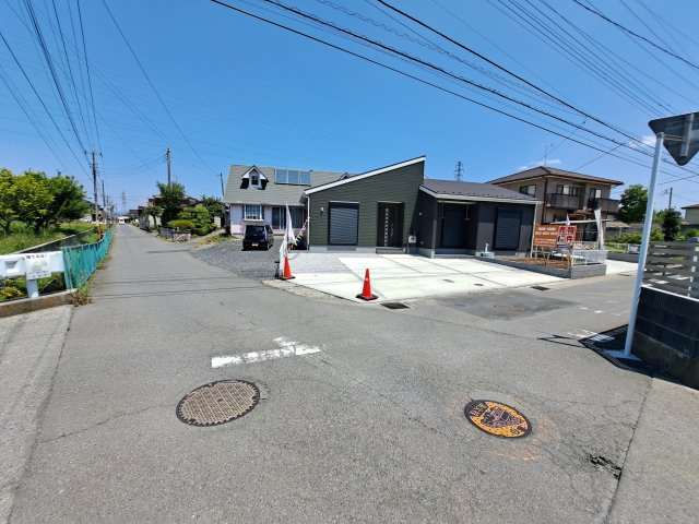 新築　太田市由良町第12　Liveie Garden.S　2号棟の前面道路含む現地写真|南側接道幅員約4ｍ　西側接道幅員約4.4ｍ