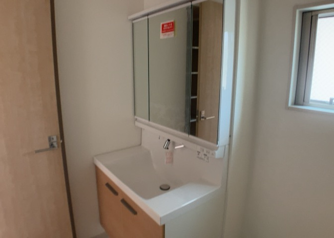 【独立洗面台】 | 洗面化粧台では顔を洗ったり、身だしなみを整えることが本来の使い方ですが、用途によっては洗面化粧台に求められる機能が違ってくるため、ご自身や家族のライフスタイルに合ったものを選ぶことをおすすめ致します。