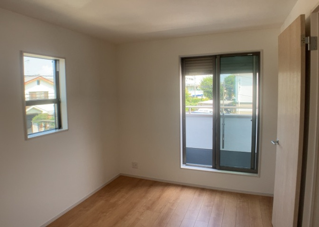 【洋室】 | 洋室のメリットは重い家具が置きやすく、身の回りが整理しやすいことです。 床がフローリングのため畳とは異なり凹みにくいです。 クローゼットなど収納が豊富で、普段使わない旅行カバンや服の整頓も簡単にです。