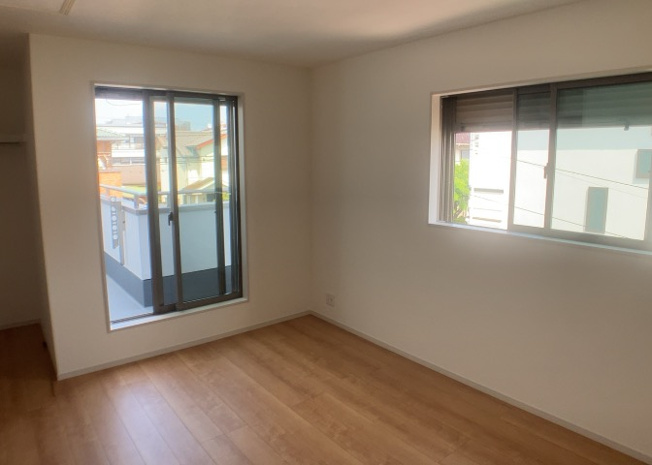 【寝室】 | 寝室でゆっくりと過ごすためにはベッド周りの適度な空間を担保することや窓の位置、照明の明るさ、寝室の広さなどを考える必要があります。自身や家族の構成とライフスタイルに併せて寝室にする部屋を選びましょう！