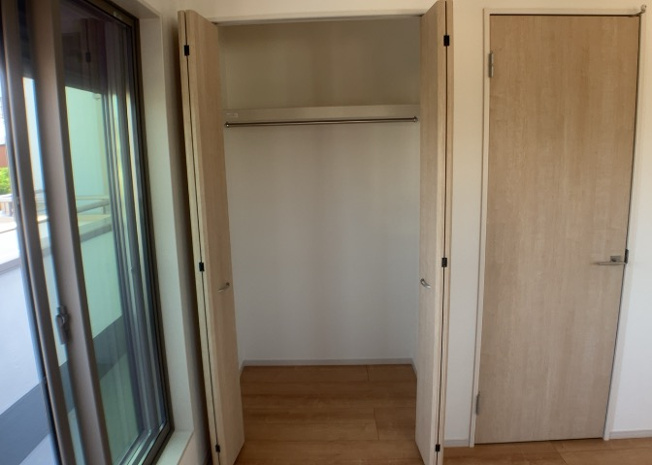 【収納】 | デザイン性を重視しすぎて収納が少なかった！なんてことにならないため、事前に現地で収納の数を確認しておくことをお勧めします。クローゼット以外にも床下収納や屋根裏収納、パントリーなどもチェックしましょう。