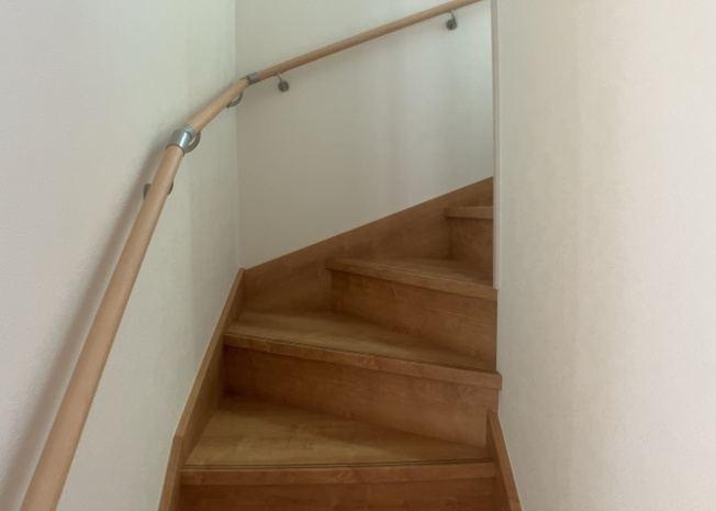 【内装】 | 建物の上下階の通路である階段は、その位置によって動線や室内の印象が大きく左右されます。手摺にも重要な役割があり、転倒の防止・歩行や動作を円滑にして日常生活を支えることを主な目的として設置されています。