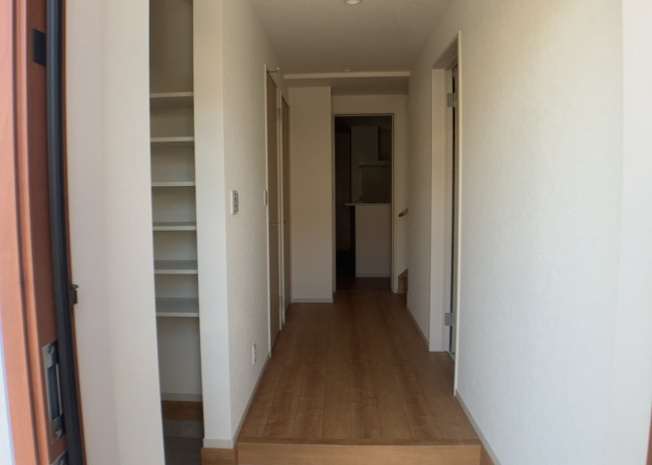 【玄関】 | 玄関は家の顔でもあり、家族以外の目にも止まる場所です。玄関は外との間を仕切る扉、靴などをしまっておく収納スペース、靴脱ぎのたたきスペース、来客とのやり取りをするドアホンなど複数のアイテムからなります。