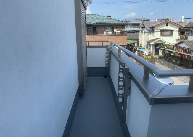 【バルコニー】 | バルコニーは、室外の専用スペースのうち、「屋根がなく開放された空間」であるものを指します。ベランダより広いタイプのものが多く、日当たりもよいため家庭菜園などを楽しみたい人にとって適した環境となります。