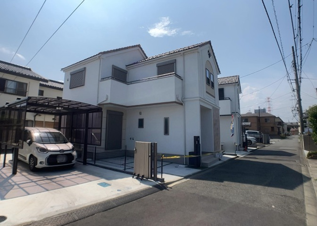 【外観】 | ついに完成致しました！現地をご見学に行く際は、道路の幅や周辺の交通量、施設などをご確認頂くことをおすすめします！物件の流れが早いため、内見をしたい方はお早めに当社営業までお問い合わせ頂きご予約下さい！