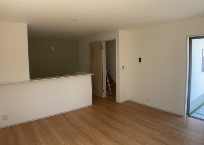 【居間・リビング】 | L型アイランドタイプは、キッチンからダイニングにもリビングにも目が行き届くので、とても使いやすい配置です。L字型独立タイプは、キッチンを独立させてるためLDKというよりもLDといった様なイメージです。