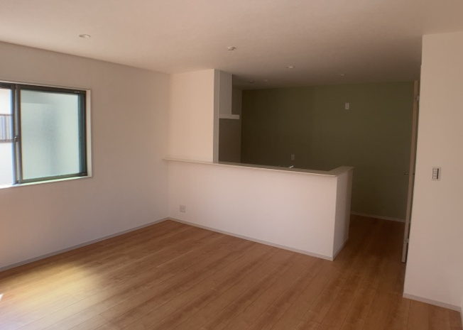 【ダイニング】 | ダイニングは、食事や家族の団らんスペースとしてだけではなく、ほかの用途としても使用することができます。ダイニングテーブルを置き、食事のためのスペースを作ることでリビングとの差別化を図ることができます。