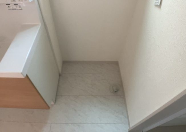 【ランドリースペース】 | ランドリースペースも気になります。洗濯機置場があり「洗う、干す、取り込む、アイロンがけ、たたむ」など、洗濯に関する家事をするための空間です。広さや収納など付帯設備も含めて、詳細は現地でご確認ください。