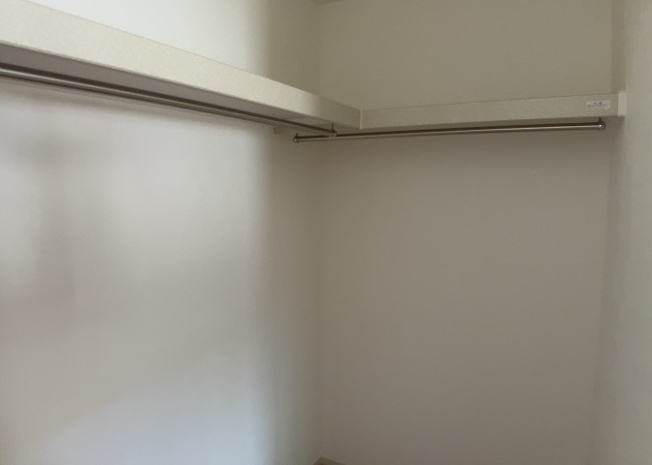 【収納】 | ウォークインクローゼットがあれば、クローゼット内でコーディネートが完成できますし、季節の変わり目に行う衣替えの手間も省けます。また、スーツケースなど大きいものもしまうことができ使い勝手がよいです。