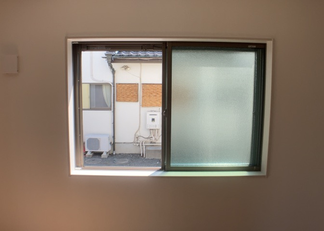 【内装】 | サッシとは、ガラス窓に使用される金属製の窓枠のことです。一般的に住宅建築では、金属製建具工事の段階で備え付けるもので、ガラス類や玄関、バスルームのスチール製のドアなどと同じタイミングで工事を行います。