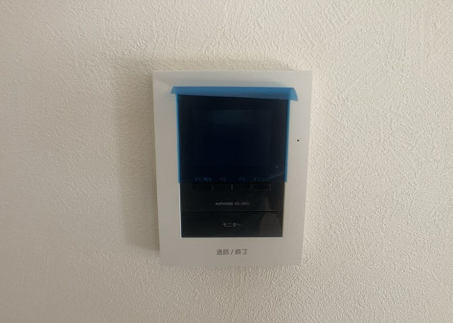 【セキュリティ】 | モニターで来訪者を確認して、目的が分からない場合はインターホンを通じて室内から会話することができます。怪しいと感じた場合はインターホン越しにお帰りいただくことができるので、直接会うことがなく安全です。