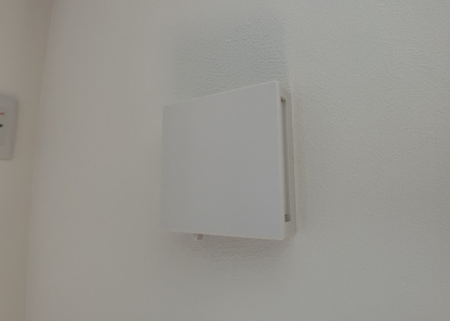 【冷暖房・空調設備】 | 1日中建物内の換気が行われるように設計された仕組みです。気密性の高い住宅は、家に籠った空気でシックハウス症候群になる可能性がありますが、24時間換気システムであれば計画的な換気で対策が可能です。