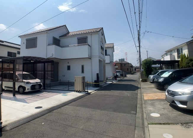 【前面道路含む現地写真】 | お持ちの車種によっては前面道路が広い方が便利でしょう。しかし、前面道路が広ければその分交通量が多くなるため、騒音などが気になる場合があります。実際に現地を見学し、周辺交通量や騒音などを確認しましょう！