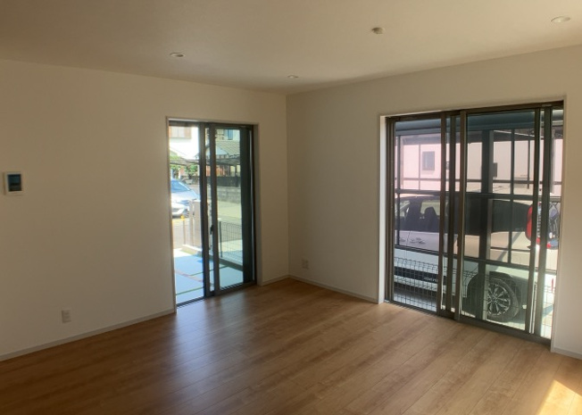 【居間・リビング】 | 直線タイプはLとDKを一直線に並べた形で対面キッチンのタイプです。一般的なのでよく見かけるかもしれません。直線タイプに似た直接アイランドタイプは、キッチンとダイニングの間に壁がない分広く感じられます。