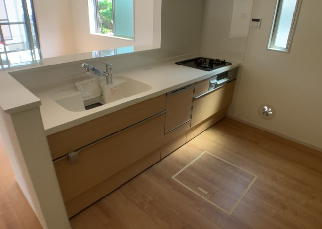 【キッチン】 | 標準的なシステムキッチンの横幅は、165cm～300cm程度です。2100・2400・2550・2700などミリ単位で表記されます。普段どのように料理をするのかを想定しながら合ったサイズを選びましょう