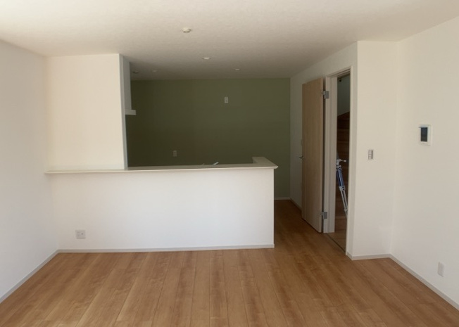 【キッチン】 | DKの物件でも広く見せたい方は、ダイニングスペースを広く使えるように工夫しましょう。低めのダイニングソファを置くと、家具の圧迫感が減り、広く見せることができ、ダイニングをリビングのように使用できます！