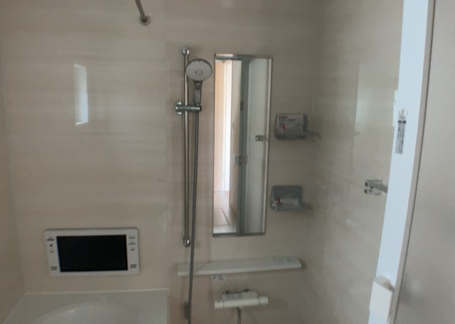 【浴室】 | 入浴時の快適さも大事なことですが、綺麗な状態を維持できなければ気持ちよく入浴できません。毎日の掃除が楽という点は大事なポイントになります！カビが生えにくく掃除がしやすい、壁や浴槽を選ぶといいでしょう。