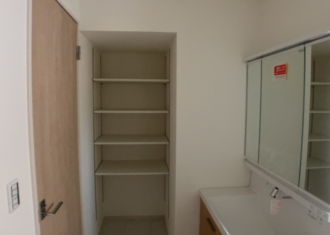 【収納】 | 多くの戸建て住宅で見かける洗面脱衣所は、洗面台と洗濯機が2畳ほどのスペースに並べられていて、洗面所が脱衣所を兼ね備えている間取りが一般的です。お客様が利用することもある、パブリックな空間でもあります。